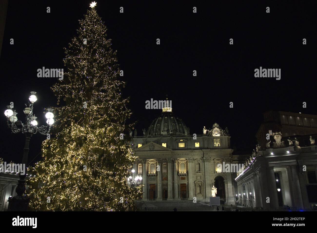 Die Piazza San Pietro, die Krippe und der mit goldfarbenen Lichtern geschmückte Weihnachtsbaum Stockfoto