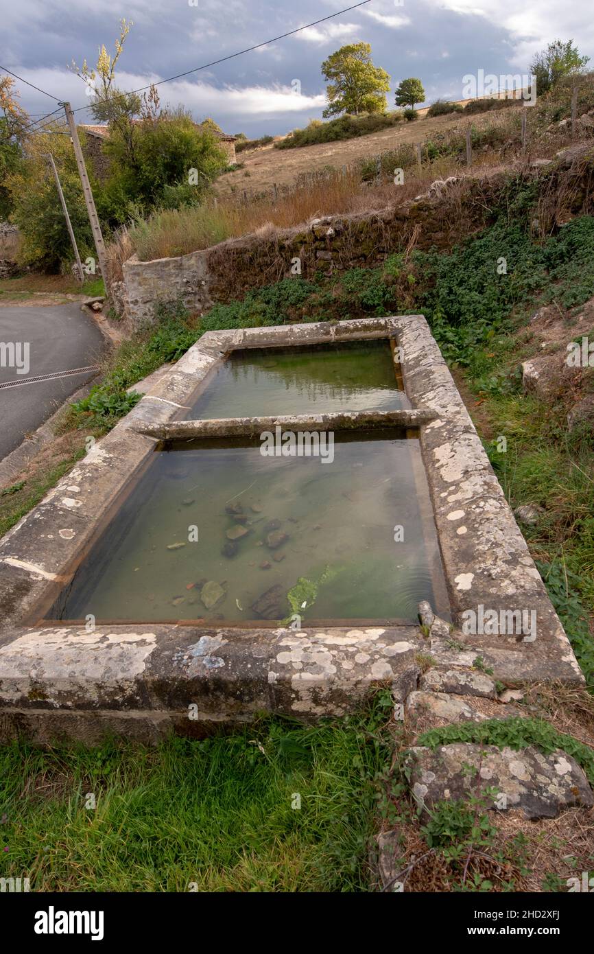 Brunnen und Talmulde für Rinder im Poblacion de Arriba. Stockfoto