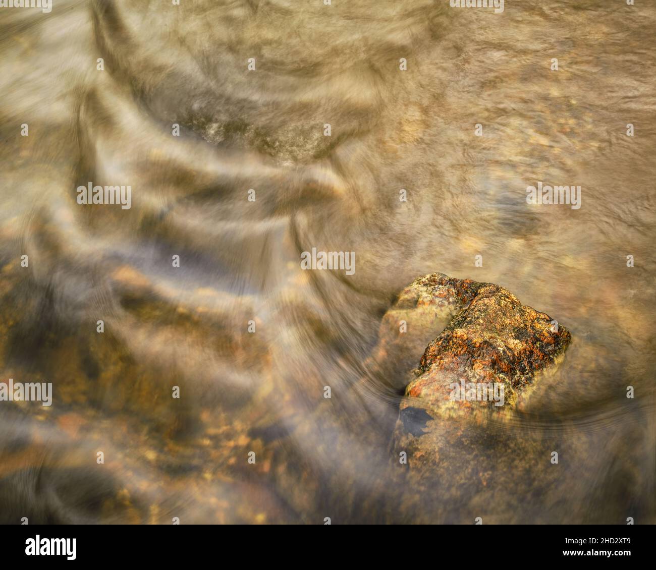 Oberflächenwelligkeit und Flussgestein im Middle Patuxent River in Maryland Stockfoto