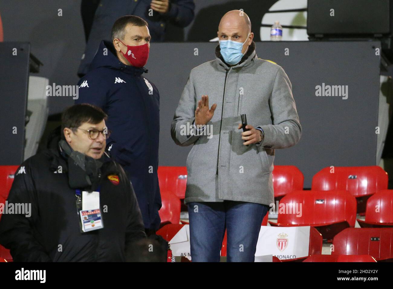 Philippe Clement aus Belgien, neu ernannter Trainer von AS Monaco (rechts), spricht mit dem Vizepräsidenten von AS Monaco Oleg Petrov während des französischen Fußballspiels Quevilly Rouen Metropole (QRM) und AS Monaco (ASM) am 2. Januar 2022 im Stade Robert Diochon in Le Petit-Quevilly bei Rouen, einem 32. Frankreich - Foto Jean Catuffe / DPPI Stockfoto