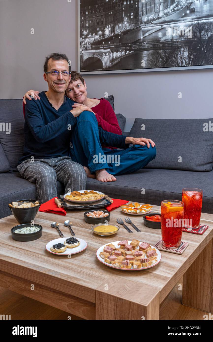 Paris, Frankreich - 31 12 2021: Ein Mann und eine Frau essen zu Hause zum Neujahrstag ein französisches Abendessen Stockfoto