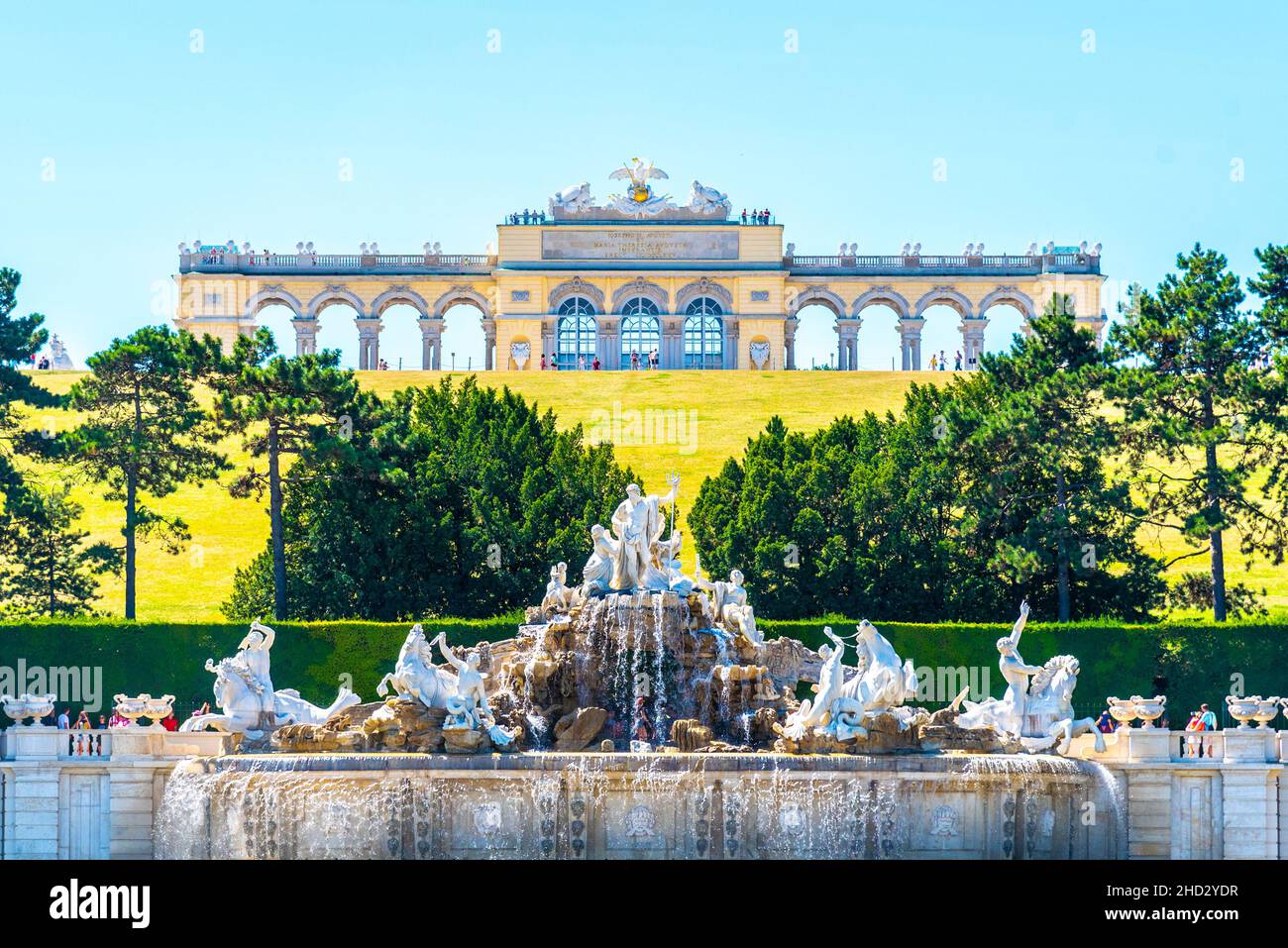 WIEN, ÖSTERREICH - 23. JULI 2019: Gloriette und Brunnen im Schlossgarten Schönbrunn, Wien, Österreich Stockfoto