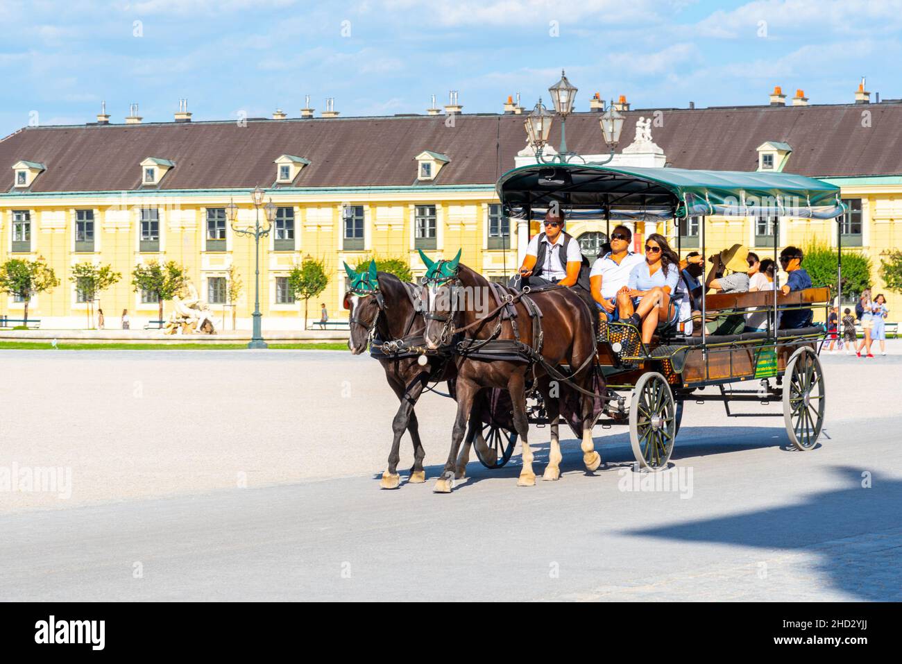 WIEN, ÖSTERREICH - 23. JULI 2019: Pferdekutsche im Schloss Schönbrunn in Wien, Österreich Stockfoto