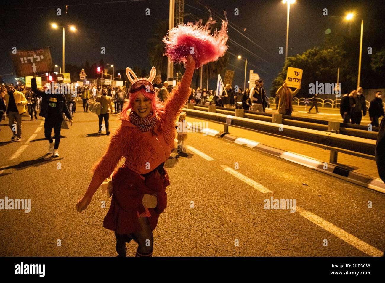 Raanana, Israel. 1st. Januar 2022. Demonstration gegen Einschränkungen des Corona-Virus, Kinderimpfstoffe und die „Green Badge/Pass“-Gesetzgebung. Die Proteste begannen in der Nähe der Residenz des Premierministers Bennett in Raanana und marschierten in Richtung eines Einkaufszentrums in der Stadt Kfar Saba, während sie die Hauptstraßen und Kreuzungen blockierten. Letzte Woche wurden von der israelischen Regierung neue Beschränkungen erlassen, die es Bürgern ohne einen Grünen Pass untersagten, Geschäfte in Einkaufszentren zu betreten, abgesehen von wichtigen Dienstleistungen - wie Lebensmittel und Apotheken. Raánana, Israel. 01th. Januar 2022. Kredit: Matan Golan/Alamy Live Nachrichten Stockfoto