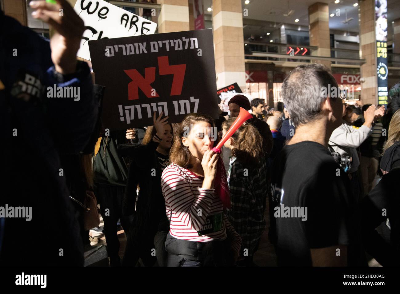 Raanana, Israel. 1st. Januar 2022. Demonstration gegen Einschränkungen des Corona-Virus, Kinderimpfstoffe und die „Green Badge/Pass“-Gesetzgebung. Die Proteste begannen in der Nähe der Residenz des Premierministers Bennett in Raanana und marschierten in Richtung eines Einkaufszentrums in der Stadt Kfar Saba, während sie die Hauptstraßen und Kreuzungen blockierten. Letzte Woche wurden von der israelischen Regierung neue Beschränkungen erlassen, die es Bürgern ohne einen Grünen Pass untersagten, Geschäfte in Einkaufszentren zu betreten, abgesehen von wichtigen Dienstleistungen - wie Lebensmittel und Apotheken. Raánana, Israel. 01th. Januar 2022. Kredit: Matan Golan/Alamy Live Nachrichten Stockfoto