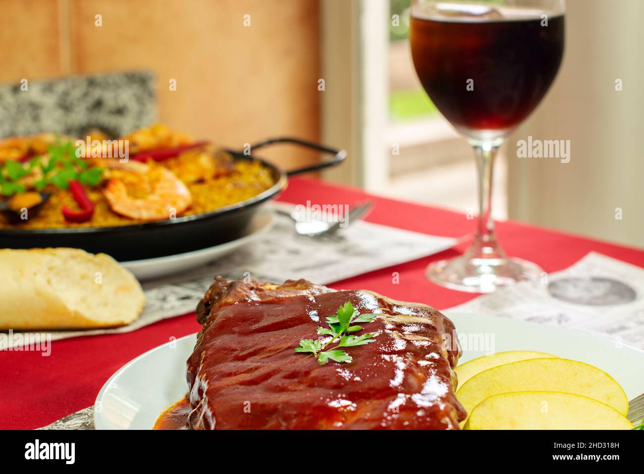 Gebackene Rippchen mit Barbecue-Sauce. Leckeres, einfaches und ...