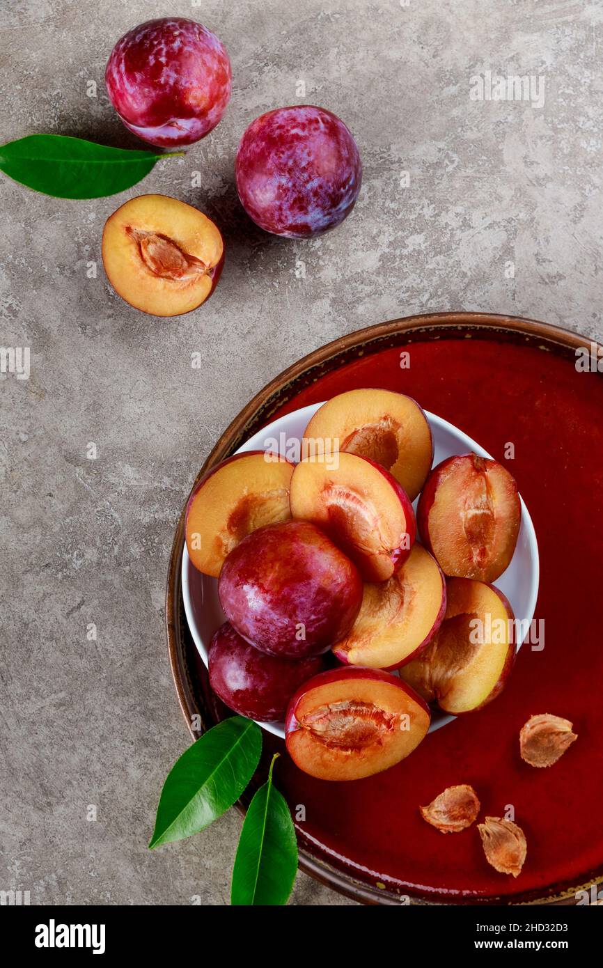 Draufsicht auf Teller mit saftig reifen roten Pflaumen. Stockfoto