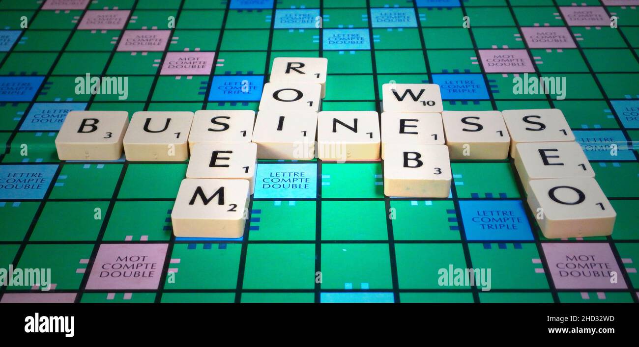 Paris Frankreich - 28. August 2016: Beschriftbare Kunststofffliesen auf dem Scrabble-Spielbrett mit webbezogenen Wörtern und Akronymen: Business, SEM, ROI, SEO und Stockfoto