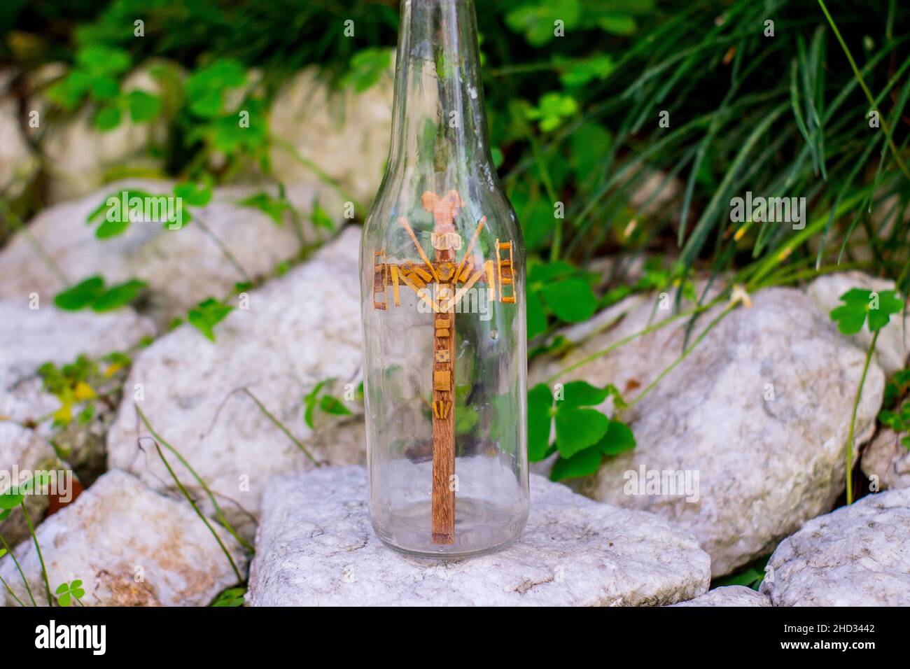 Kreuzfahrt in einer Flasche, in einem Garten in Rio de Janeiro, Brasilien - 23. Juni 2018: Religiöse Kreuzfahrt, in einer Flasche. Stockfoto