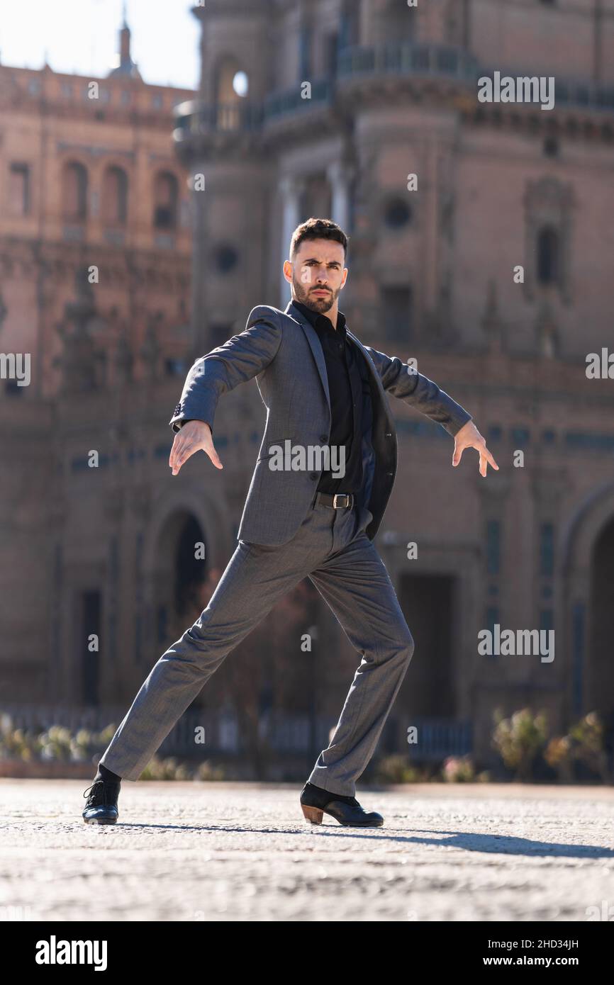 Vertikales Foto eines Mannes in einem Anzug, der Flamenco im Freien tanzt Stockfoto