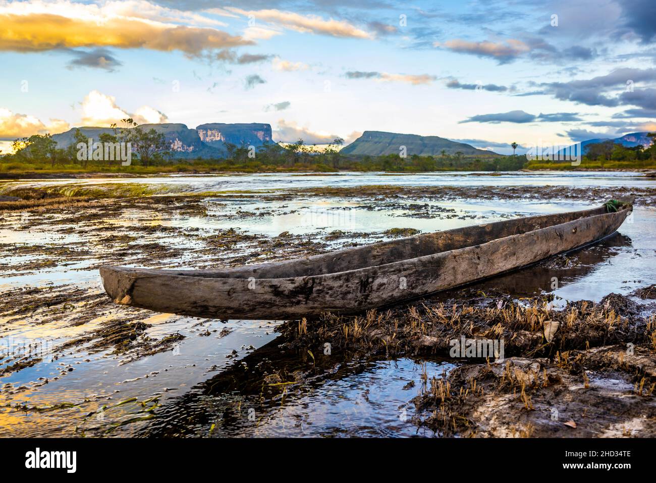 Handgemachtes Tribal-Holzboot auf dem Carrao-Fluss im Canaima-Nationalpark Venezuela bei Sonnenuntergang Stockfoto