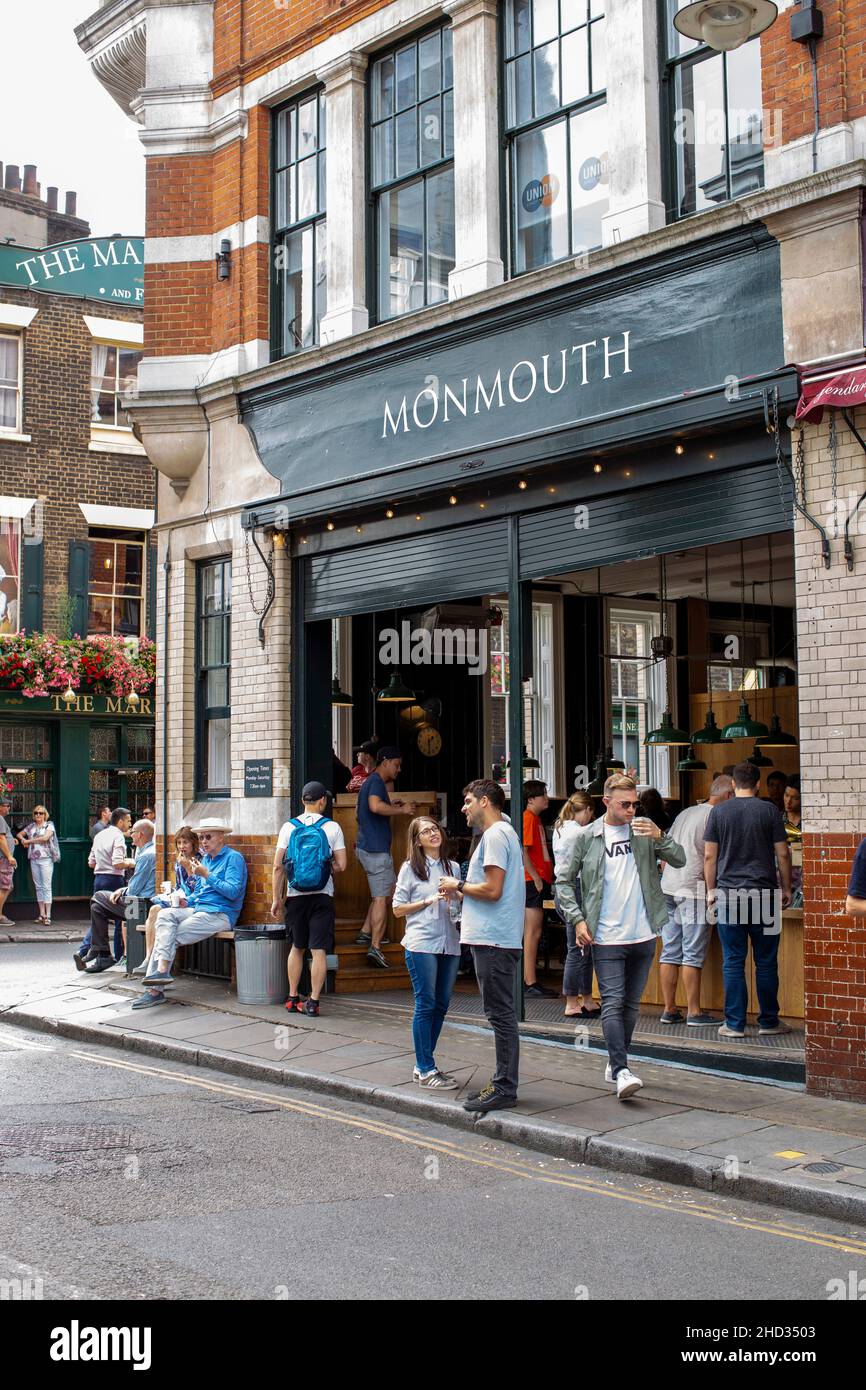 Menschen vor dem Geschäft der Monmouth Coffee Company in der Nähe des Borough Market, London. Stockfoto