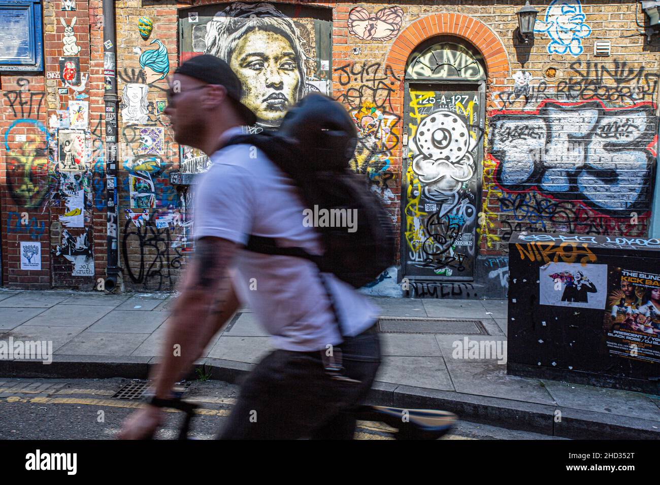 Besuchen Sie die Street Art und Grafitti auf den berühmten Straßen von Brick Lane Market, East London. East london shoreditch Bezirk hat sich zu ikonischen . Stockfoto