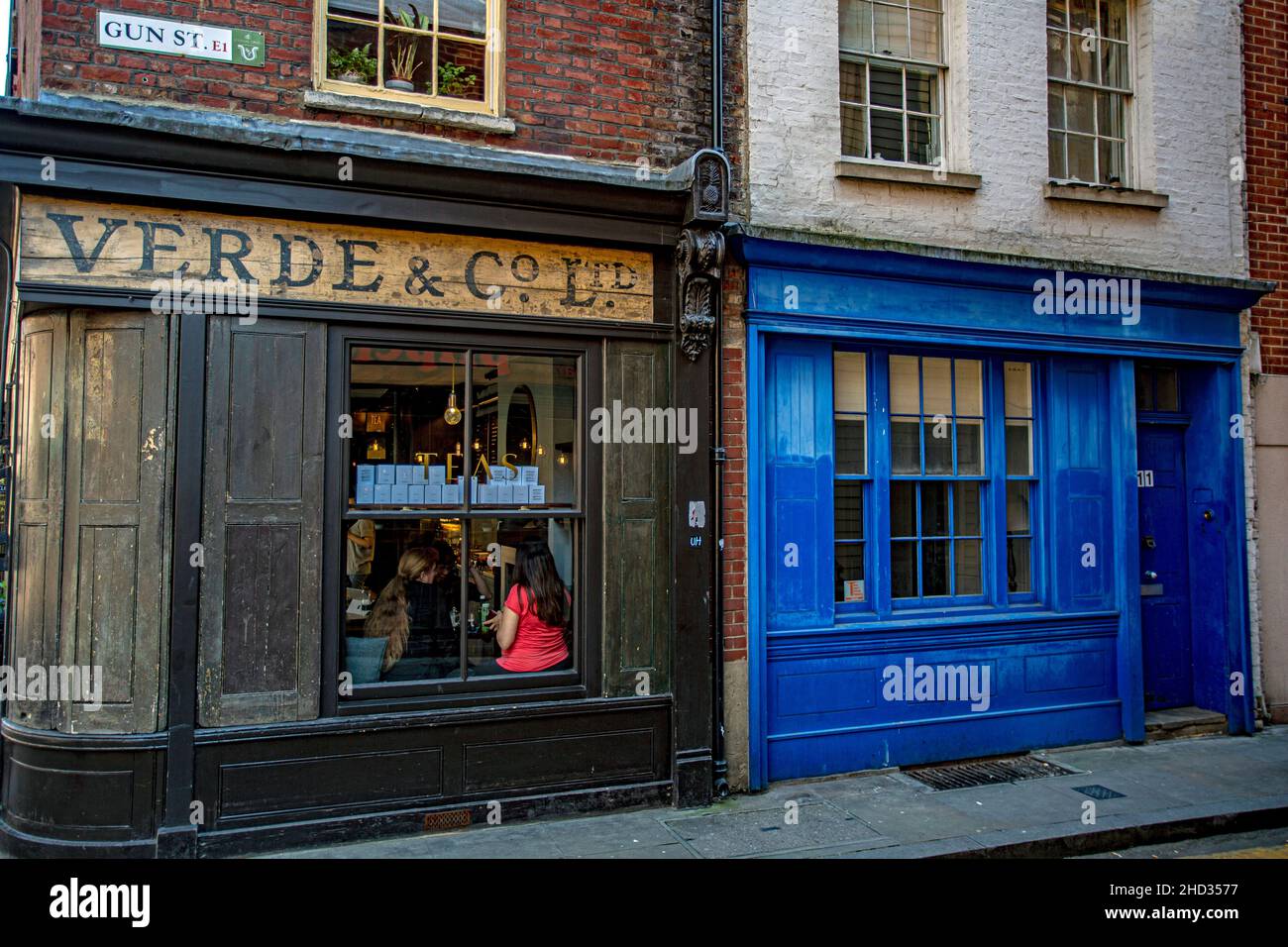 Altmodische georgianische Geschäfte mit handbemalten Schildern und Holztäfelung in Spitalfields, London Stockfoto