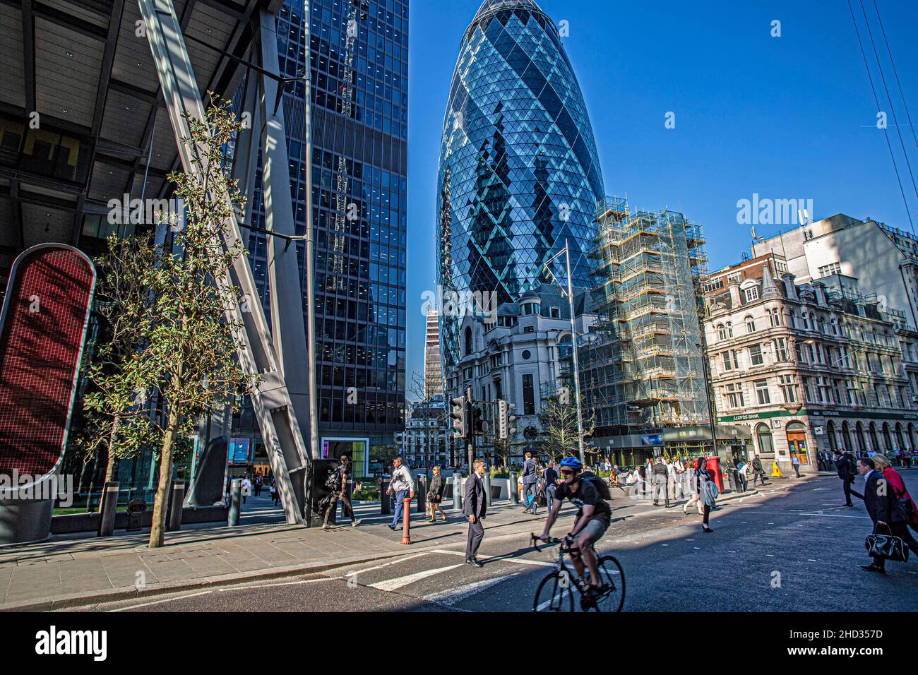 Belebte City of London Street mit Blick auf das Gherkin-Gebäude und Büroangestellte zu Fuß Stockfoto