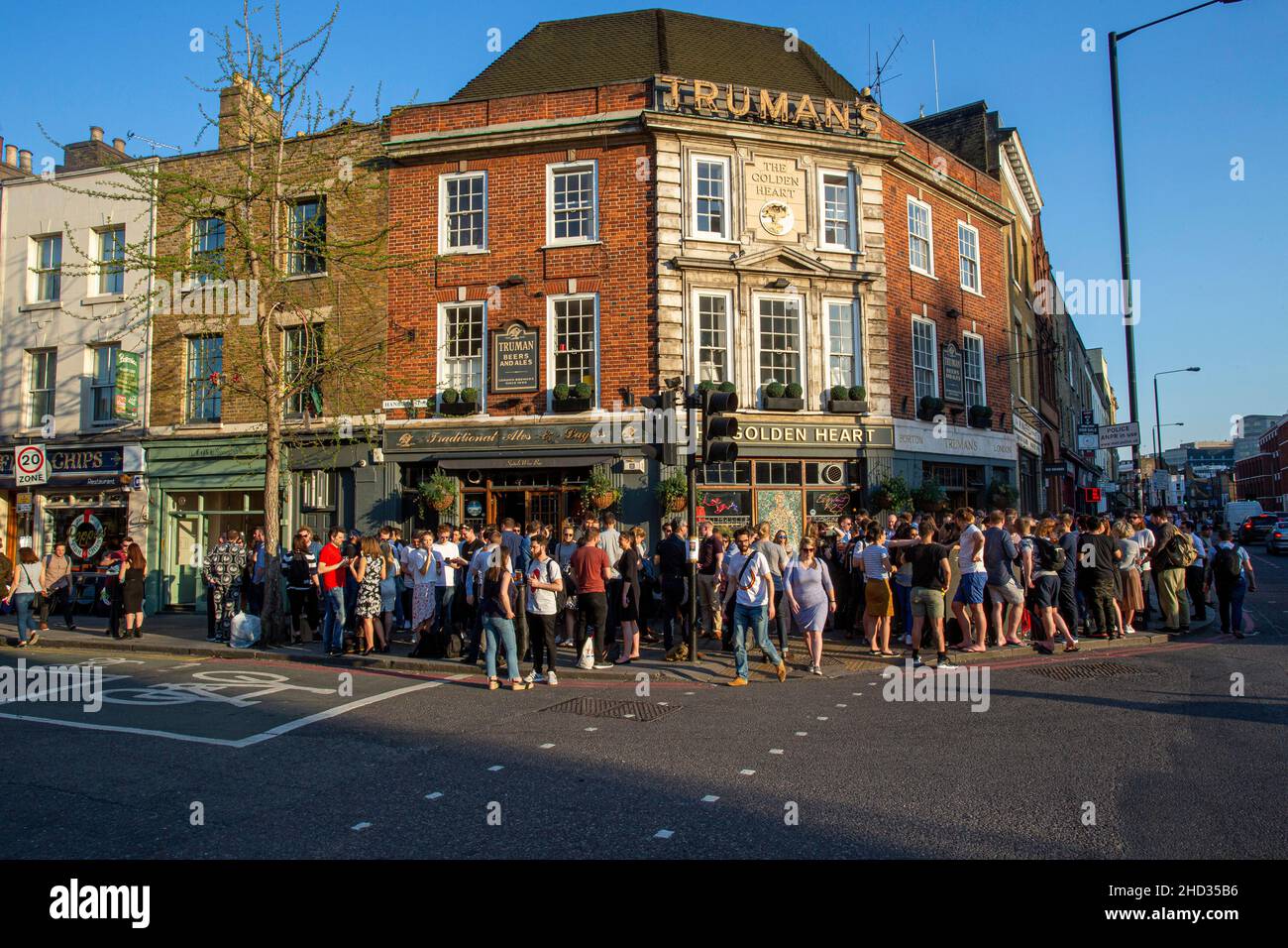 Trinken Sie vor dem Golden Heart Pub in der Commercial Street in Spitalfields, London Stockfoto