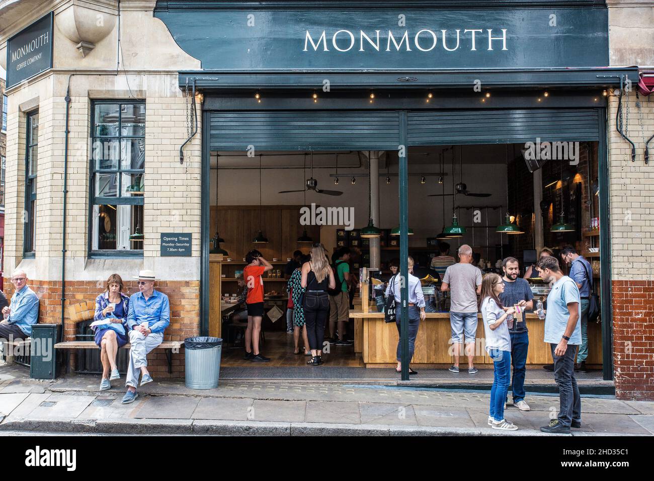 Menschen vor dem Geschäft der Monmouth Coffee Company in der Nähe des Borough Market, London. Stockfoto