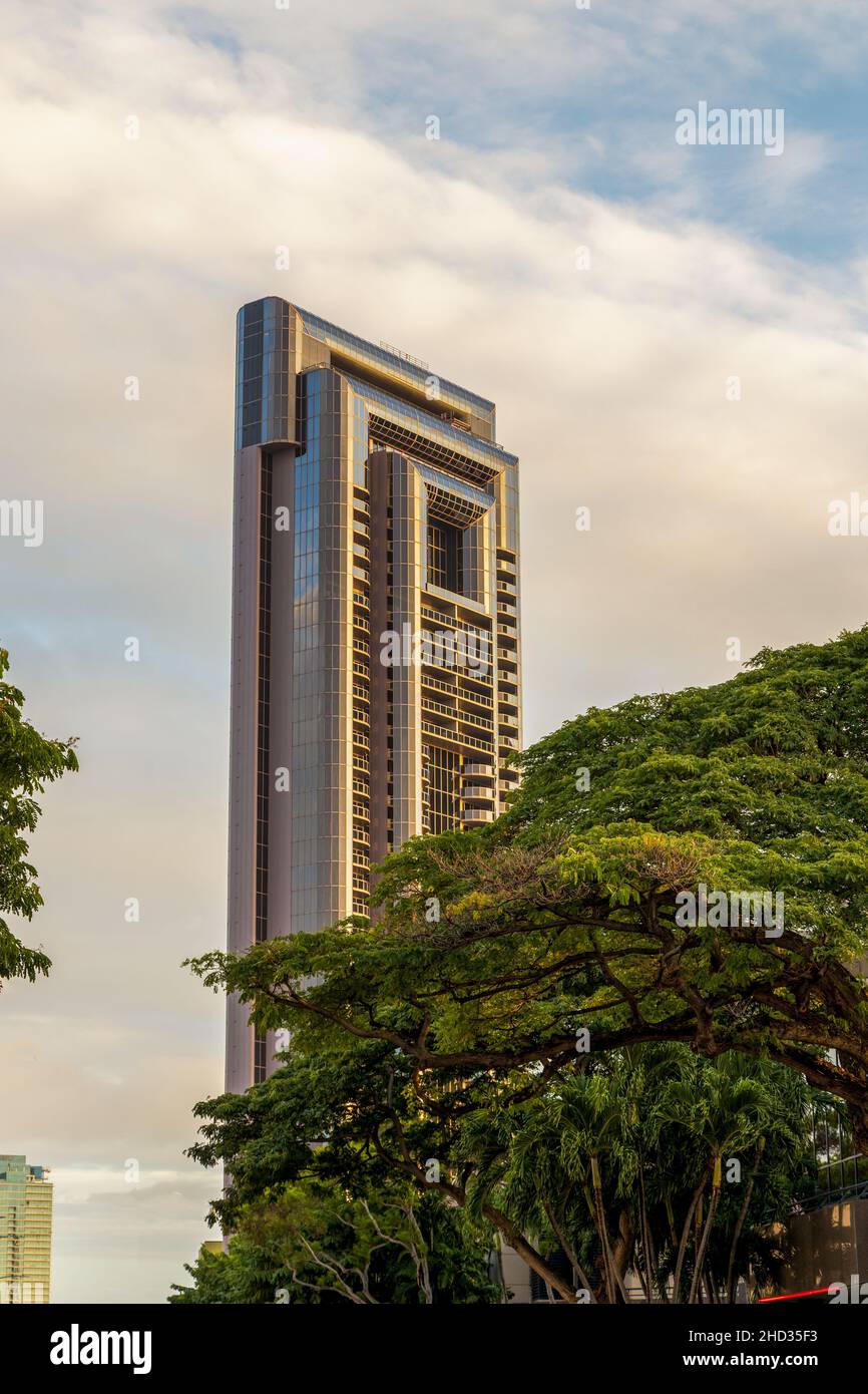 Honolulu, Hawaii - 3. Dezember 2021: Einer von zwei identischen, ikonischen Wolkenkratzern namens One Waterfront Towers entlang der South Street Stockfoto