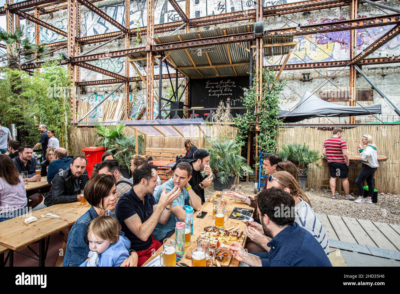 Trendy Mercato Metropolitano, in einer stillgelegten Papierfabrik, und ein Teil der Elephant & Castle's Regeneration Projekt, in SE London, Großbritannien Stockfoto