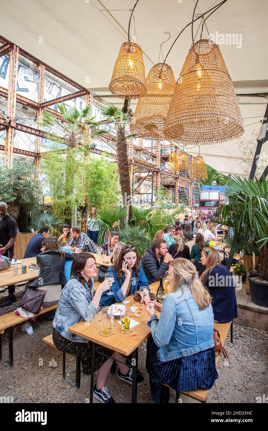 Trendy Mercato Metropolitano, in einer stillgelegten Papierfabrik, und ein Teil der Elephant & Castle's Regeneration Projekt, in SE London, Großbritannien Stockfoto
