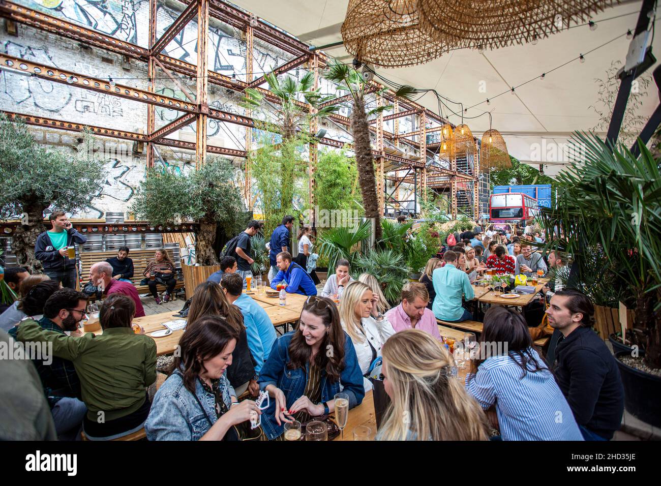 Trendy Mercato Metropolitano, in einer stillgelegten Papierfabrik, und ein Teil der Elephant & Castle's Regeneration Projekt, in SE London, Großbritannien Stockfoto