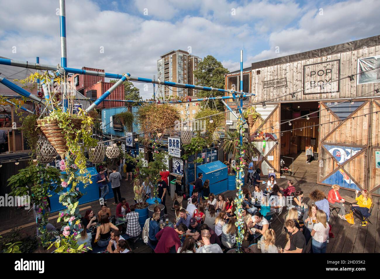 Menschen genießen Sie einen Drink in Brixton Pop, pop-up Container Bars und Restaurants in Brixton, London, UK Stockfoto