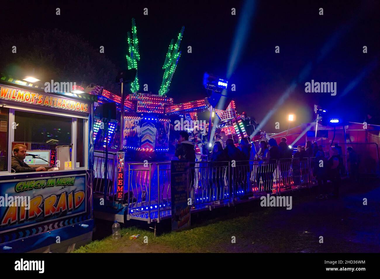 Leute, die die späte Mai-Messe bei Nacht im Park genießen Stockfoto