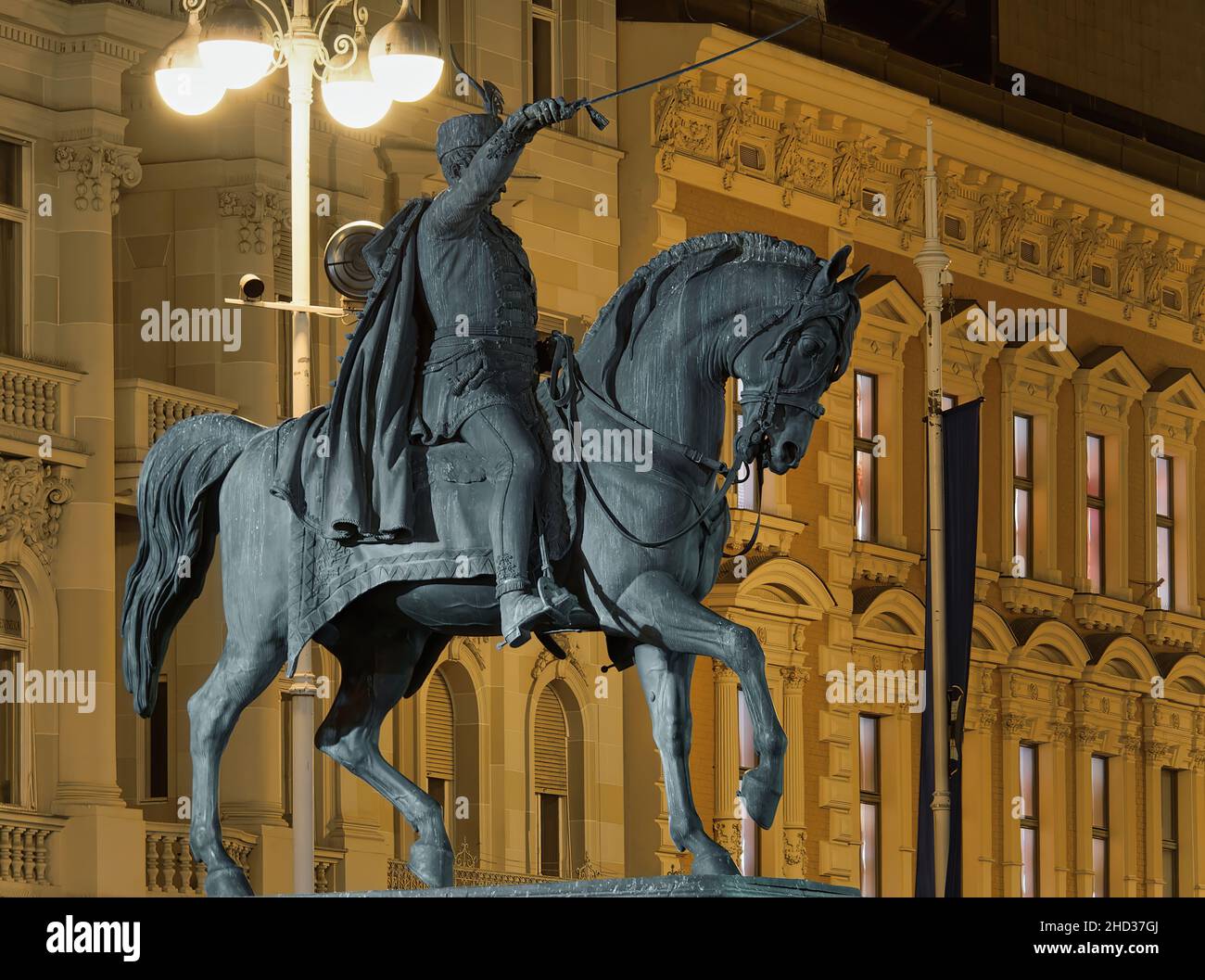 Schöne Aufnahme der Ban Josip Jelacic Statue auf einem Pferd mit einem Schwert in der Nacht in Zagreb, Kroatien Stockfoto