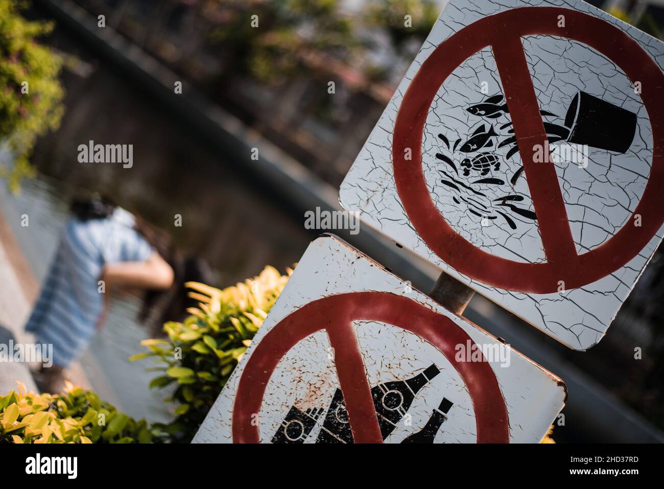 Nahaufnahme der Schilder auf der Straße von Bangkok, Thailand Stockfoto