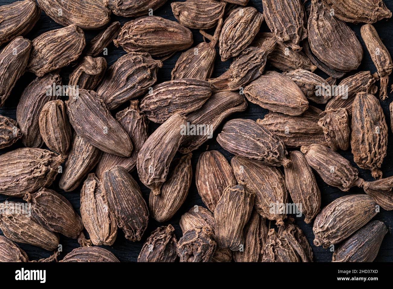 Draufsicht auf einen Stapel organischer schwarzer Cardamom-Samen Stockfoto