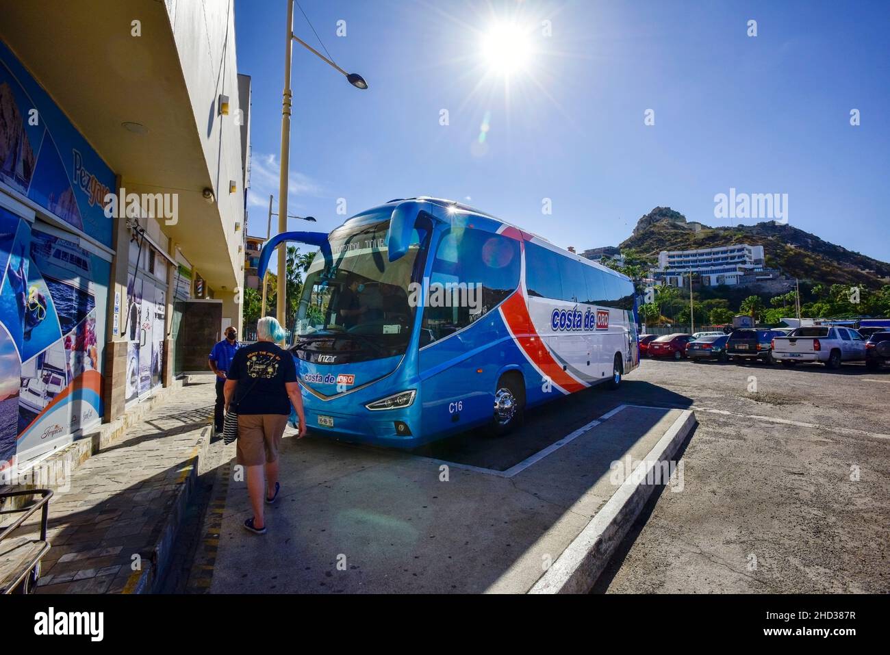 Tourbus und Tourist in Cabo St Lucas, Mexiko Stockfoto