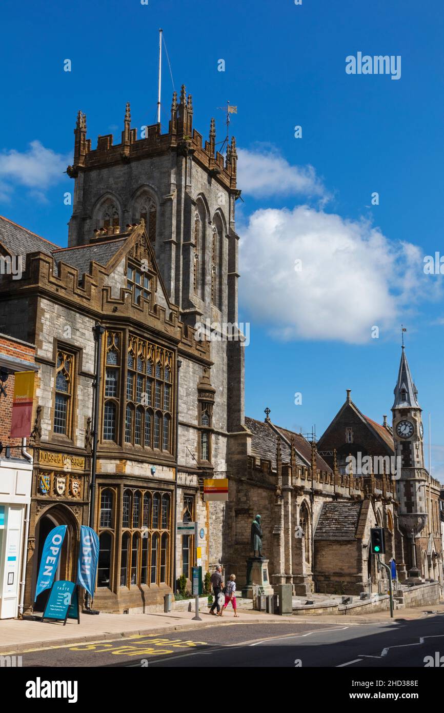 England, Dorset, Dorchester, die High Street mit dem County Museum und der St. Peter's Church Stockfoto