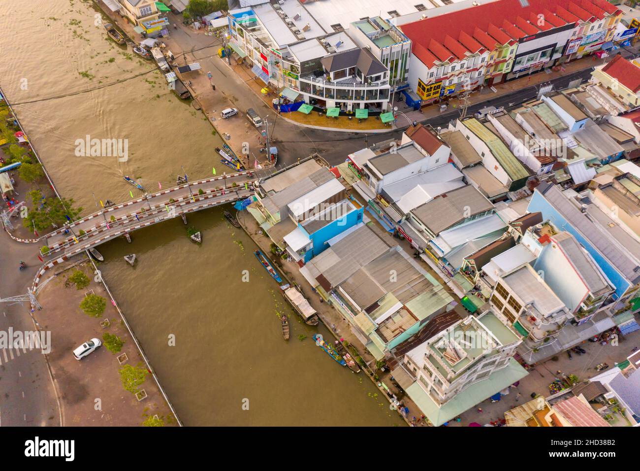 Nga Nam Stadt von oben gesehen am Morgen. Dies ist die typischste Stadt am Fluss im Mekong Delta, und der schwimmende Markt ist sehr attraktiv Stockfoto