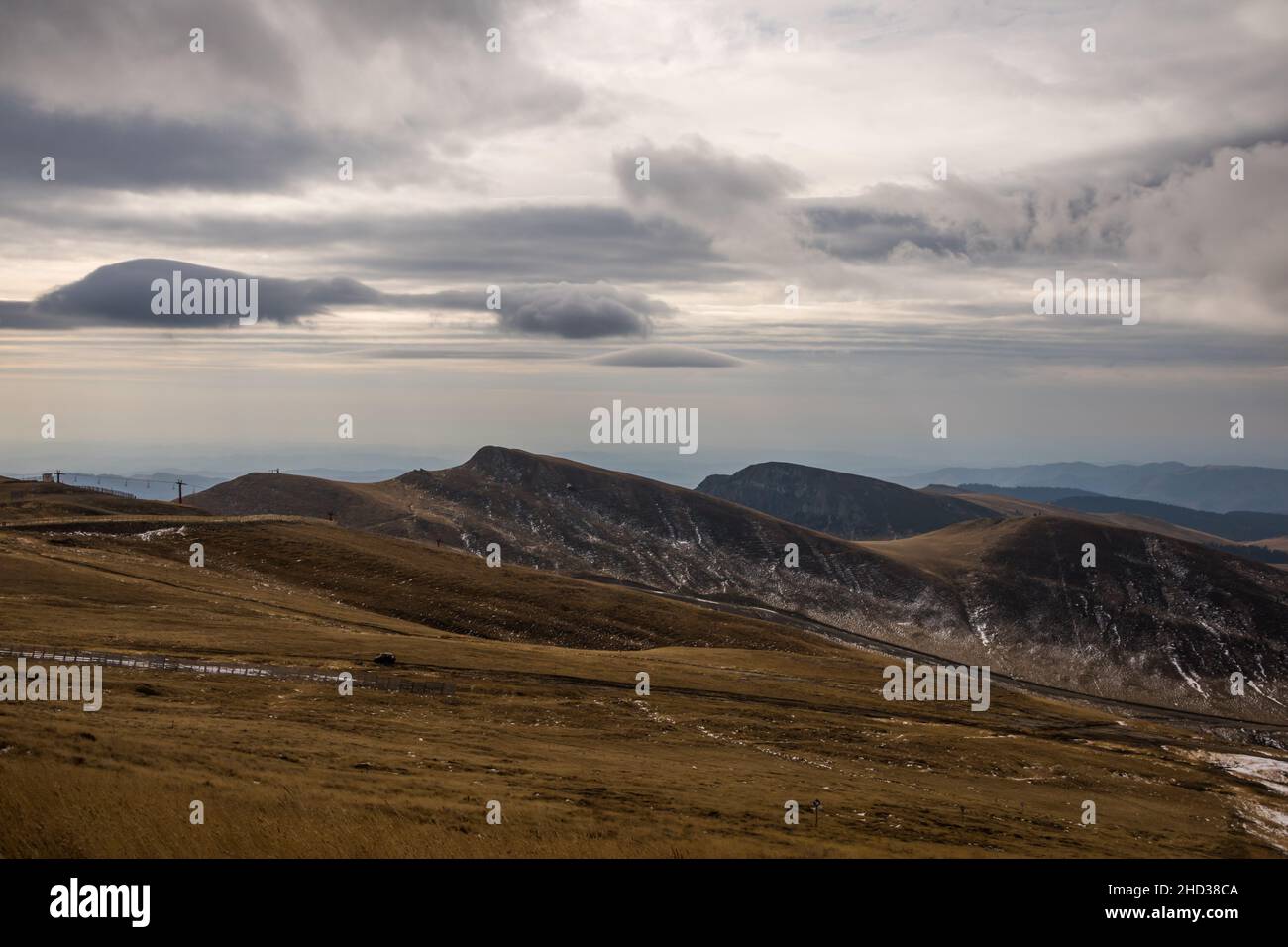 Wunderschöne Berglandschaft unter dem wolkenbetrüben Himmel, ein beliebtes Wanderziel Stockfoto