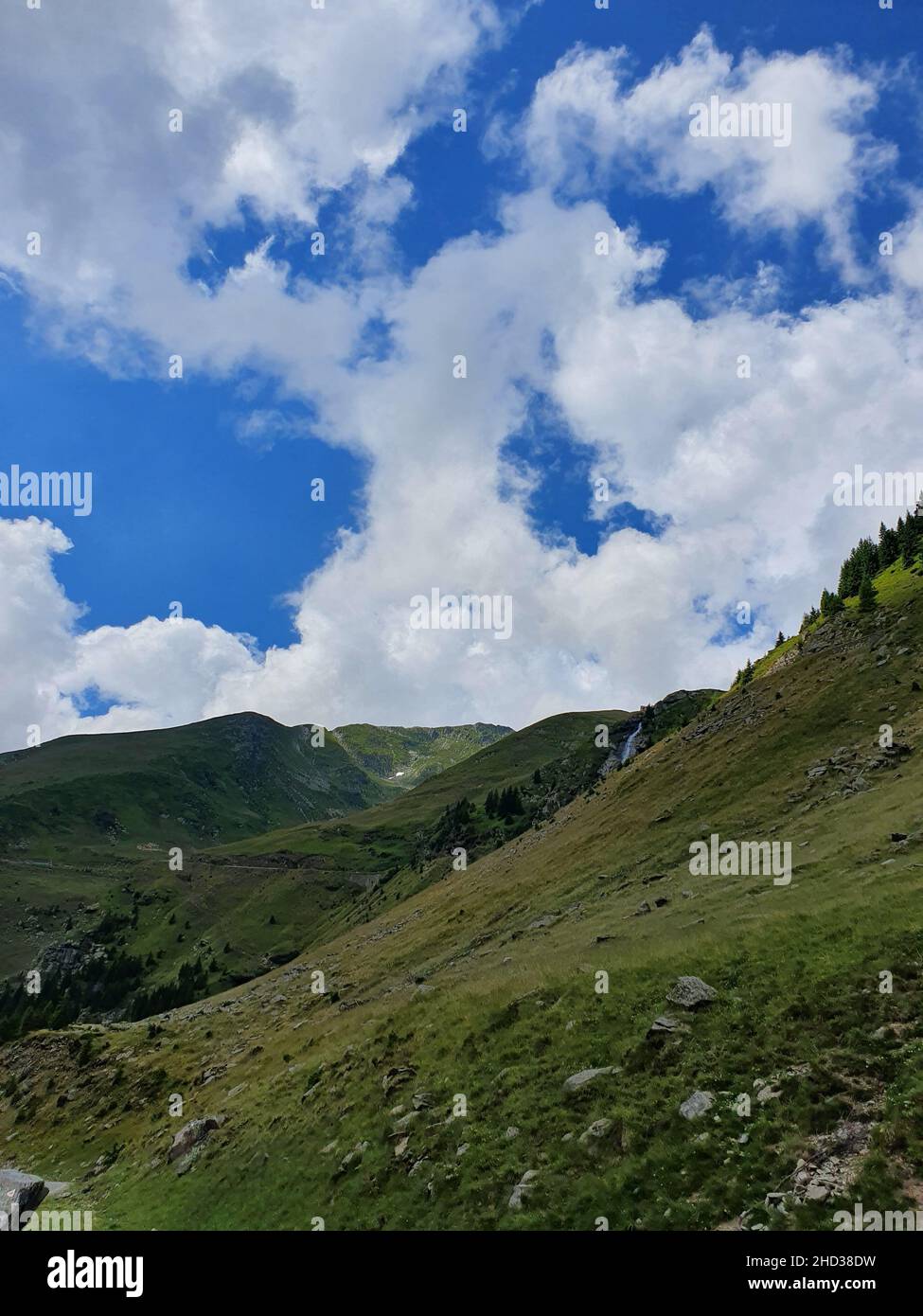 Beliebtes Wanderziel, das von den landschaftlich reizvollen Bergen in großer Höhe und dem blauen Himmel mit flauschigen Wolken aufgenommen wurde Stockfoto