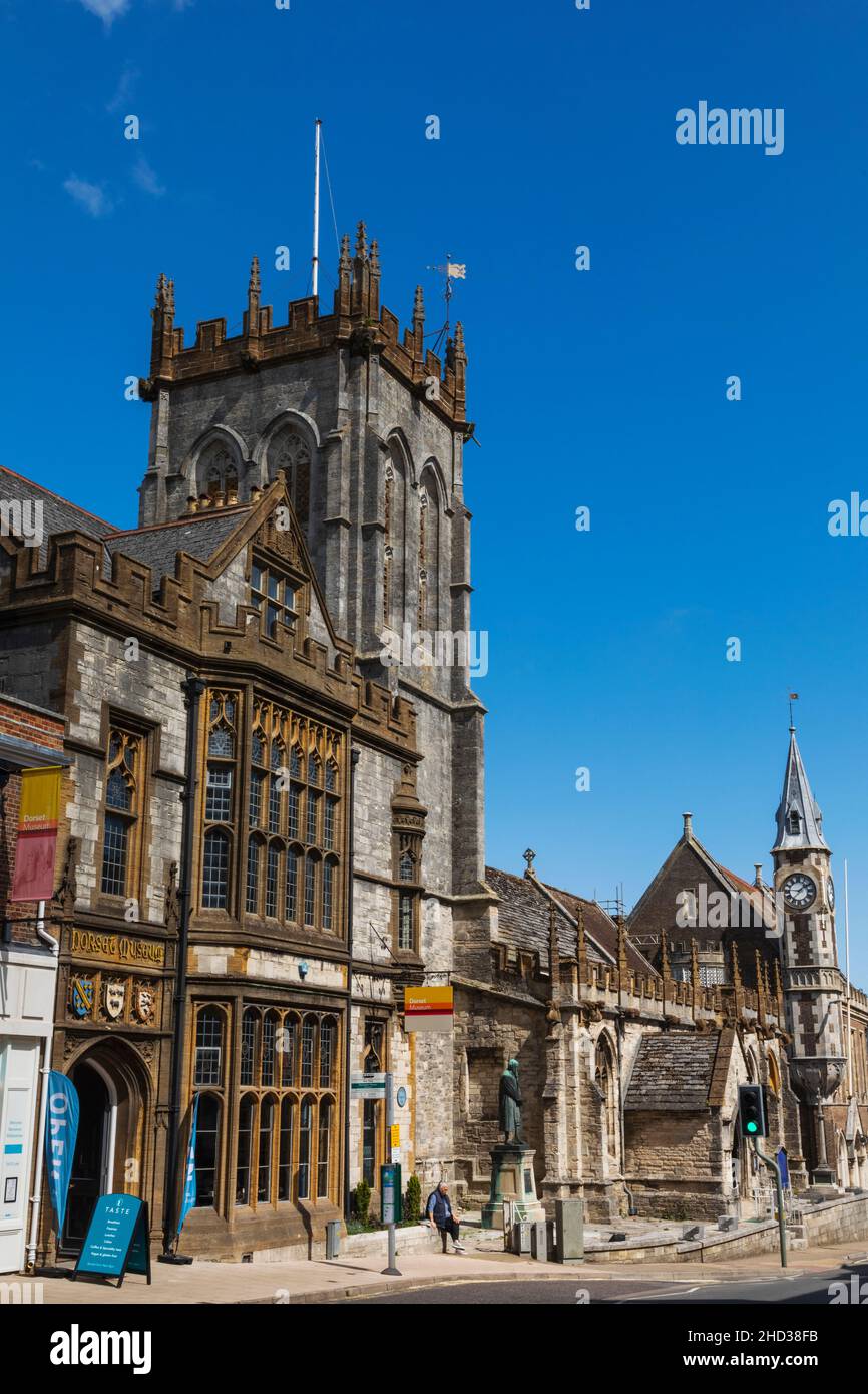 England, Dorset, Dorchester, die High Street mit dem County Museum und der St. Peter's Church Stockfoto