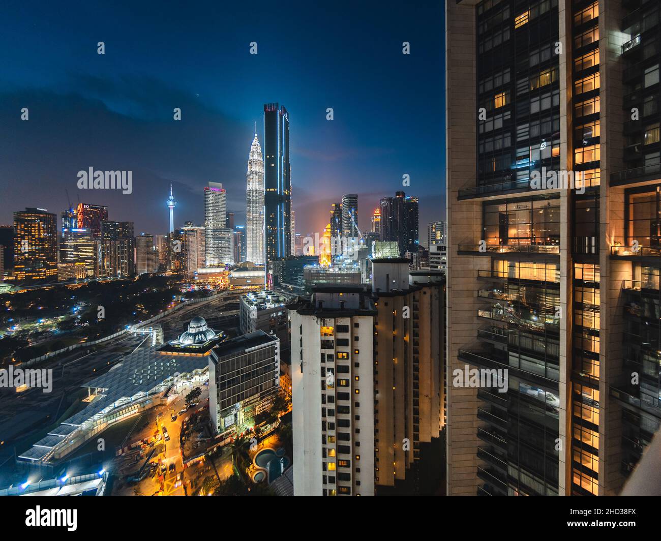 Nachtansicht des Stadtbildes von Kuala Lumpur mit den Petronas Twin Towers im KLCC in Malaysia Stockfoto