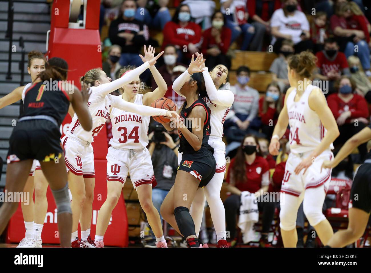 BLOOMINGTON, UNITED STATES - 2022/01/02: Indiana Hoosiers Stürmer Kiandra Browne (23) wird von Maryland terrapins vorwärts Angel Reese (10) während eines NCAA Frauen-Basketballspiels am 2. Januar 2022 in Bloomington, Ind. Fouliert. Indiana schlug Maryland 70-63 in Überstunden. (Foto von Jeremy Hogan/The Bloomingtonian) Stockfoto