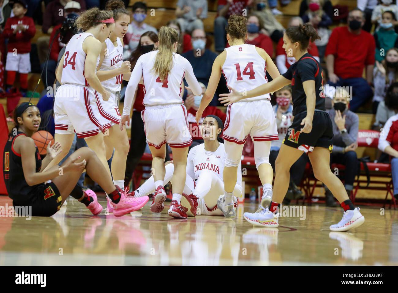 BLOOMINGTON, UNITED STATES - 2022/01/02: Indiana Hoosiers Stürmer Kiandra Browne (23) reagiert, nachdem er von Maryland-Wasserschildkröten Angel Reese (10) während eines NCAA-Frauen-Basketballspiels am 2. Januar 2022 in Bloomington, Ind. Indiana schlug Maryland 70-63 in Überstunden. (Foto von Jeremy Hogan/The Bloomingtonian) Stockfoto