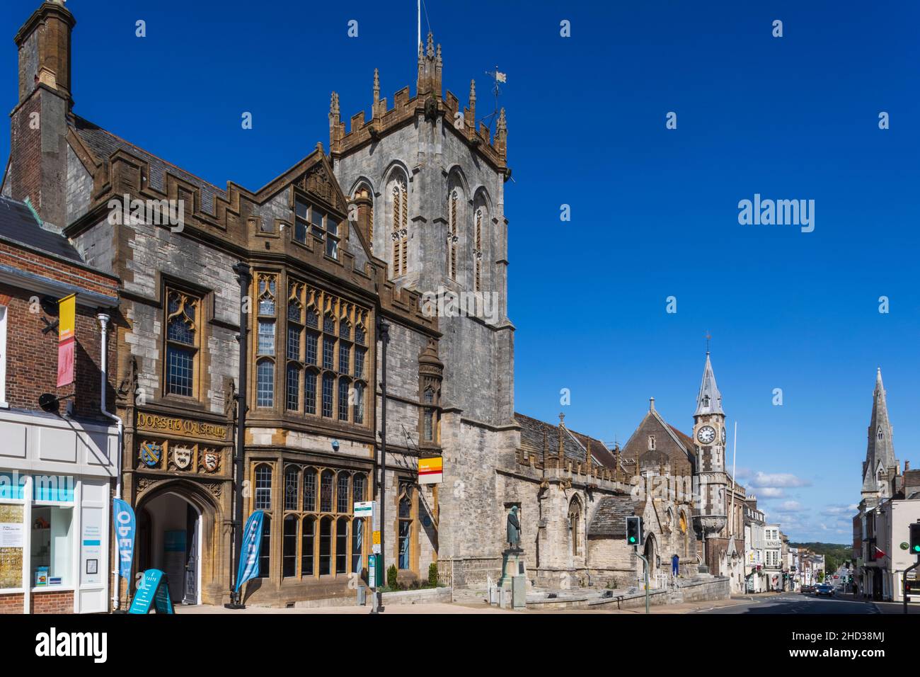 England, Dorset, Dorchester, die High Street mit dem County Museum und der St. Peter's Church Stockfoto