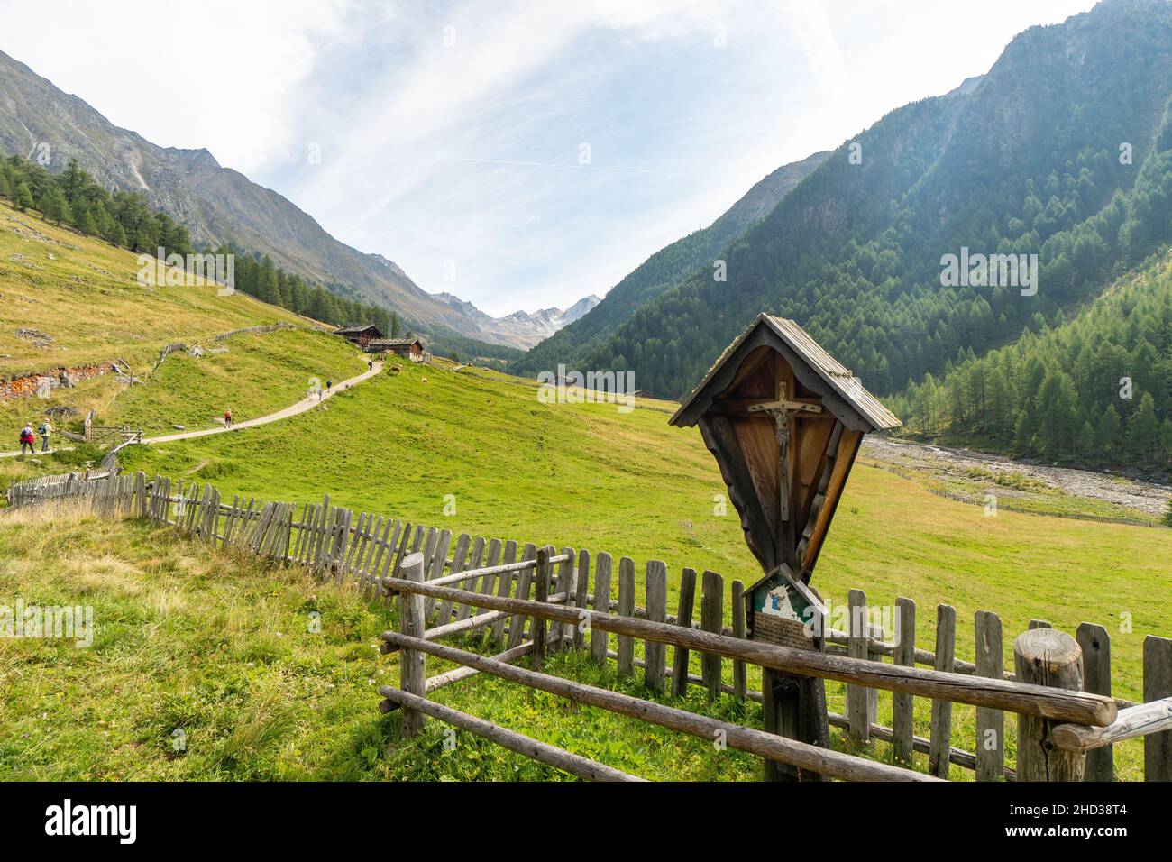 Schöner Blick auf einen sonnigen Tag im Pfossental, Val di Fosse in den italienischen Alpen Stockfoto