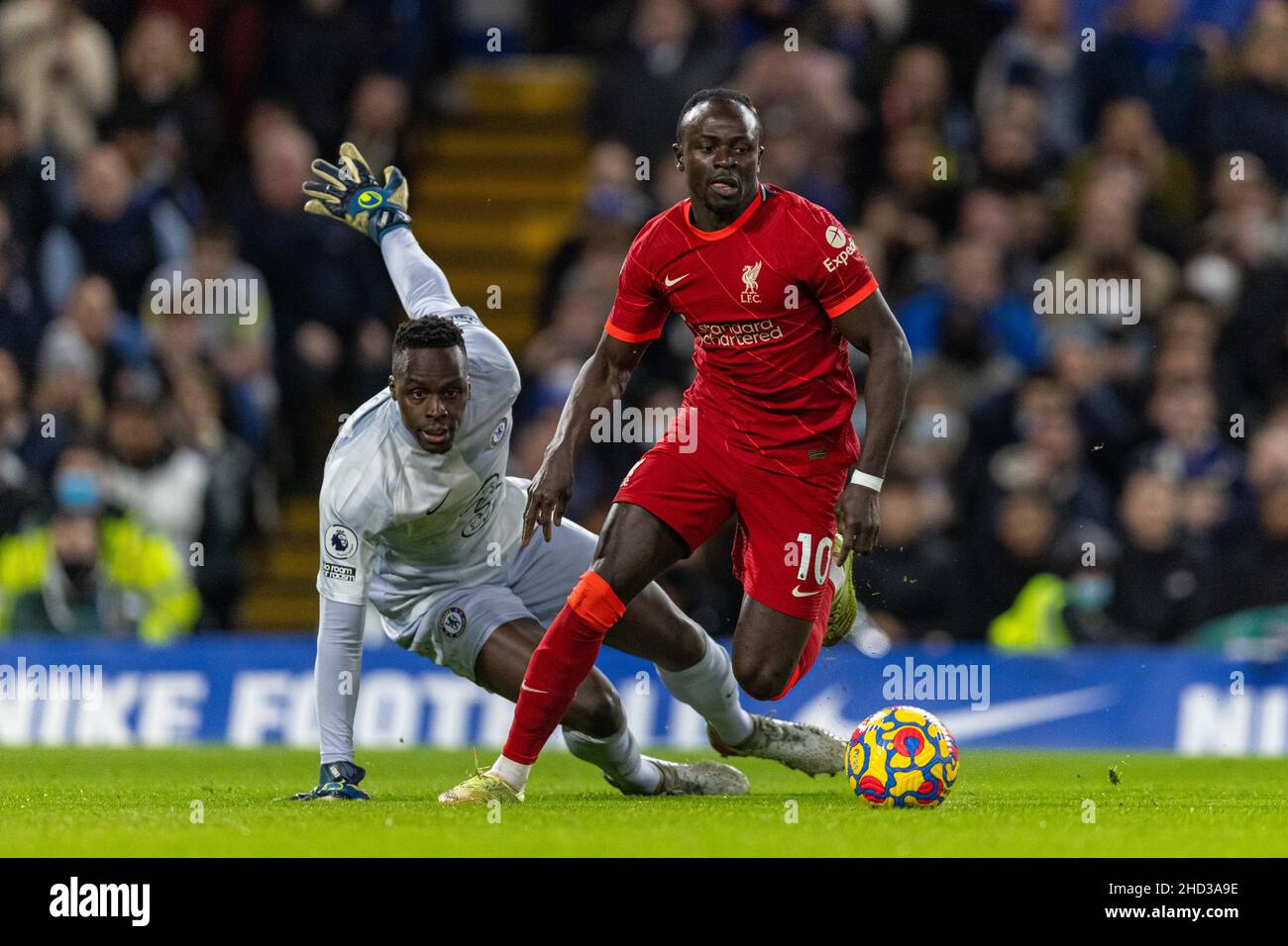 London, Großbritannien. 3rd Januar 2022. Liverpools Sadio Mane (R) geht um Chelseas Torwart Edouard Mendy, um beim Spiel der englischen Premier League zwischen Chelsea und Liverpool am 2. Januar 2022 in London, Großbritannien, das Eröffnungstreffer zu erzielen. Quelle: Xinhua/Alamy Live News Stockfoto