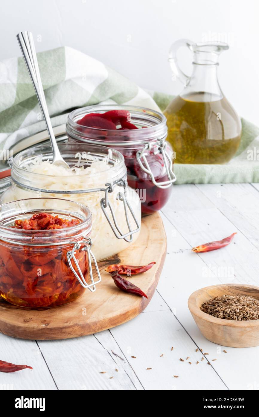 Verschiedene Konfitüren, darunter sonnengetrocknete Tomaten, Sauerkraut und eingelegte Rüben. Stockfoto