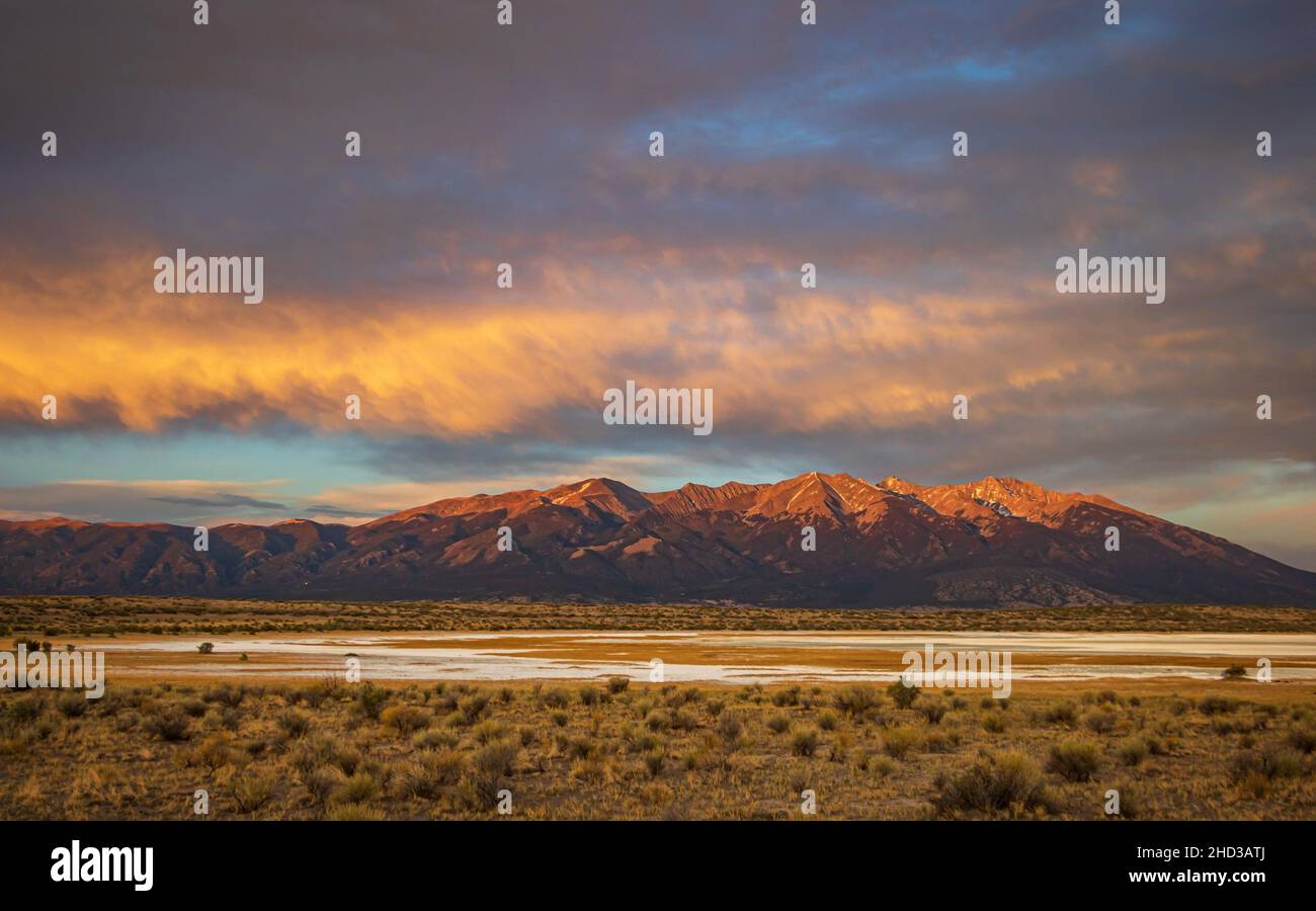 Landschaftlich reizvolle Aussicht auf die Berge des Sangre De Cristo über das San Luis Valley bei Sonnenuntergang, Alamosa, Colorado, USA Stockfoto