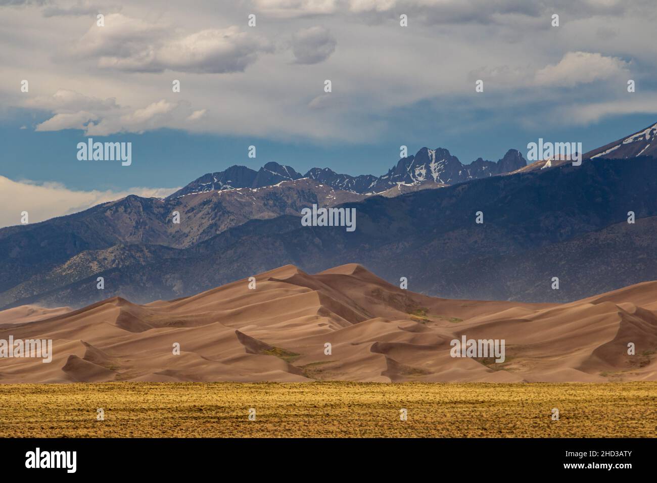 Landschaftlich reizvoller Blick auf den Great Sand Dunes National Park und das Naturschutzgebiet mit den Sangre De Cristo Mountains, Alamosa, Colorado, USA Stockfoto