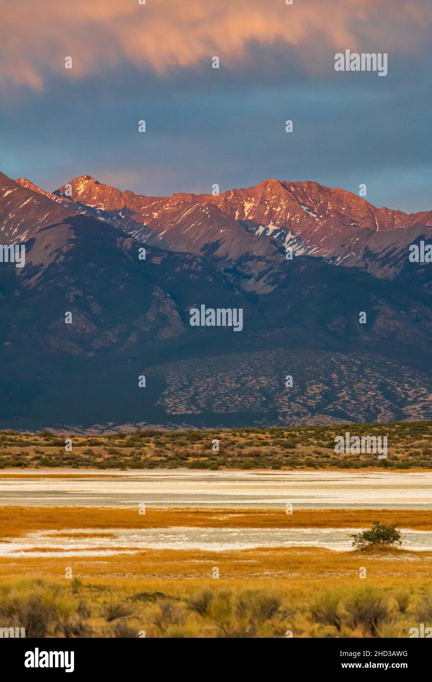Landschaftlich reizvolle Aussicht auf die Berge des Sangre De Cristo über das San Luis Valley bei Sonnenuntergang, Alamosa, Colorado, USA Stockfoto