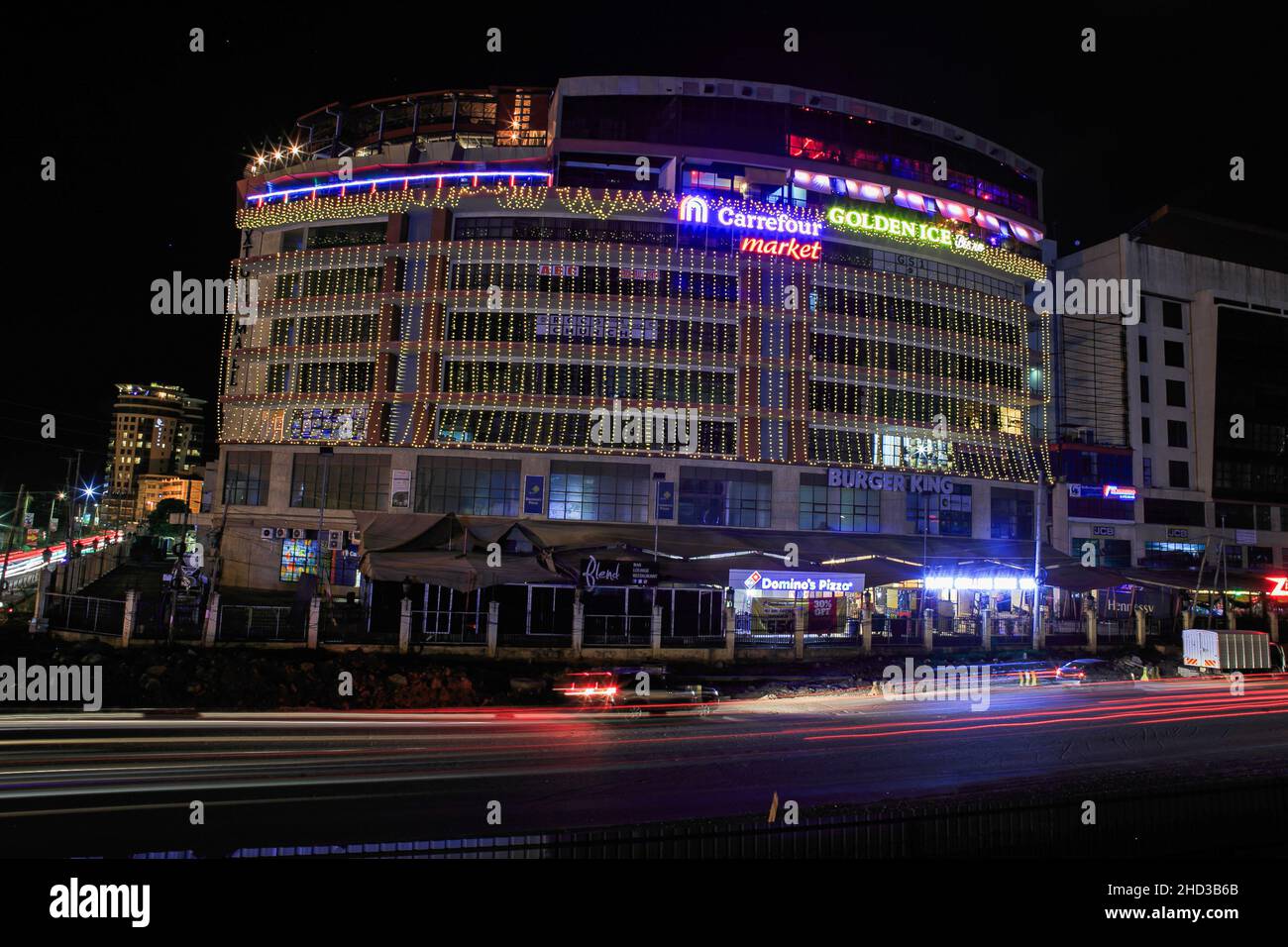 Nairobi, Kenia. 01st Januar 2022. NextGen Mall, wo die Höhe der Schnellstraße von Nairobi beginnt, einige Stunden vor Neujahr 2021. Die Kenianer hoffen, dass die Straße den Stau reduzieren und das Reisen beschleunigen wird.Kenias Hauptstadt Nairobi läutete das neue Jahr 2022 mit einem Feuerwerk auf den Dächern verschiedener Gebäude ein. Kredit: SOPA Images Limited/Alamy Live Nachrichten Stockfoto