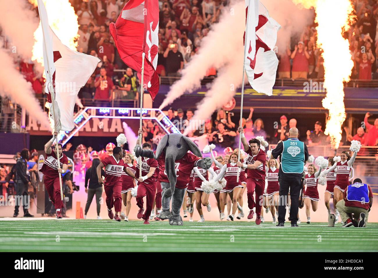 Alabama nimmt das Feld während eines Spiels zwischen den Cincinnati Bearcats und der Alabama Crimson Tide des Halbfinales des College Football Playoff 2021 beim Goodyear Cotton Bowl Classic Spiel 86th im AT&T Stadium in Arlington, Texas, 31st. Dezember 2021.Manny Flores/CSM Stockfoto