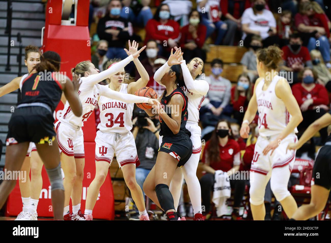 Bloomington, Usa. 02nd Januar 2022. Indiana Hoosiers Stürmer Kiandra Browne (R2) wird während des National Collegiate Athletic Association (NCAA) Frauen-Basketballspiels in Bloomington von den Maryland-Wasserschildkröten Forward Angel Reese (C) gefoult. Die Indiana University schlug Maryland 70:63. Kredit: SOPA Images Limited/Alamy Live Nachrichten Stockfoto