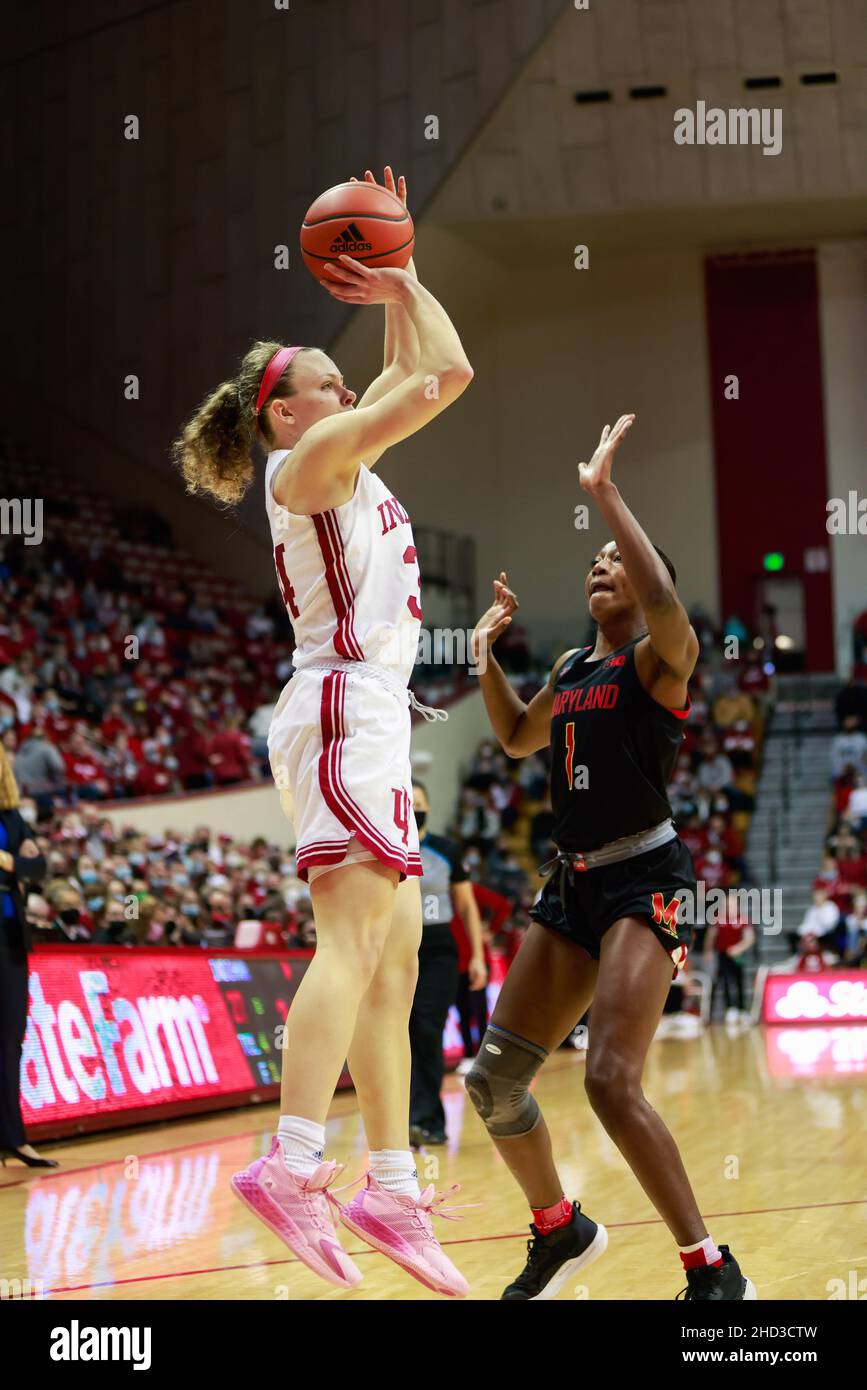 Bloomington, Usa. 02nd Januar 2022. Die Indiana Hoosiers-Wache Grace Berger (L) schießt während des Basketballspiels der National Collegiate Athletic Association (NCAA) in Bloomington gegen die Wasserschildkrötenwache Diamond Miller (R) aus Maryland. Die Indiana University schlug Maryland 70:63. Kredit: SOPA Images Limited/Alamy Live Nachrichten Stockfoto